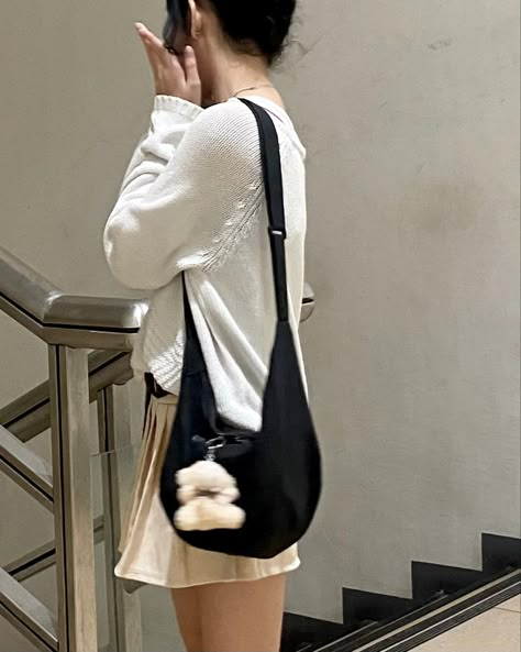 beige aesthetic, messenger bag outfit, acubi style, acubi fashion, outfit inspo, ig story idea Korean Bag Outfit, Korean Bags Aesthetic, Acubi And Ballet Core, Outfit With Messenger Bag, Acubi Accessories Aesthetic, Messenger Bag Outfit Aesthetic, Baggu Crescent Bag Outfit Aesthetic, Side Bag Outfit, Korean Bag Aesthetic