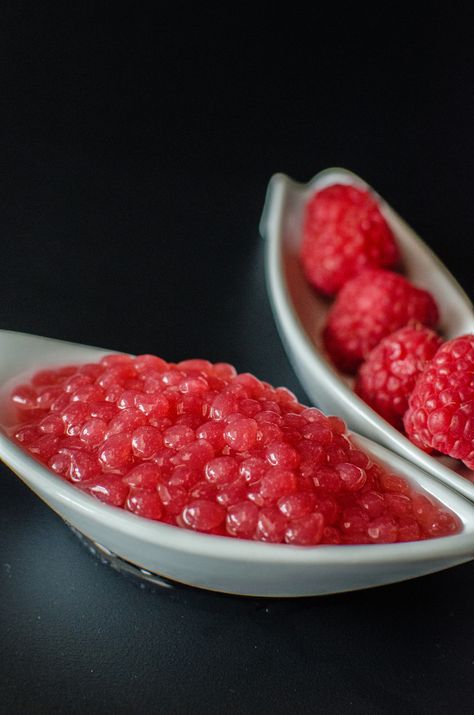 Lychee Cocktail with Raspberry Caviar - Learn how to make this delicious and impressive cocktail for your guests using Molecular Gastronomy! (Basic Spherification) Spherification Recipes Molecular Gastronomy, Raspberry Caviar, Fruit Caviar, Lychee Cocktail, Molecular Mixology, Gastronomy Recipes, Molecular Gastronomy Recipes, Edible Cocktails, Molecular Cuisine