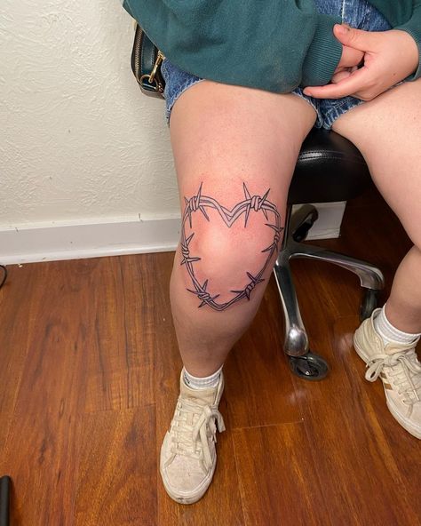 Tattoos Faces Minimalist, Barb Wire Heart Tattoo Knee, Knee Barbed Wire Tattoo, Heart Around Knee Tattoo, Leg Tattoos Minimalist, Barbed Wire Heart Tattoo Knee, Barb Wire Knee Tattoo, Girl Knee Tattoo, Heart Tattoo On Knee