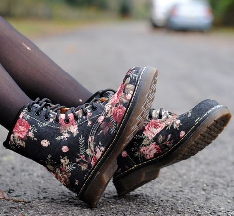 All I want How To Style Doc Martens, Jean Valjean, Floral Combat Boots, Doc Martens Outfit, Mode Shoes, Doc Martens Boots, Minako Aino, Floral Boots, Hipster Grunge