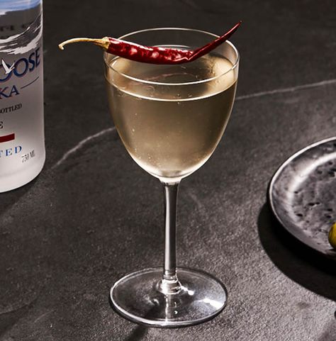 A spin on the classic dirty vodka martini with a zip of heat. Dirty Martini Vodka, Grey Goose Martini, Dirty Martini Recipe, Vesper Martini, Grey Goose Vodka, Vodka Cocktails Recipes, Warm Apple Cider, Martini Recipe, Vodka Martini