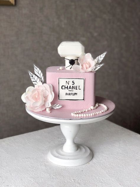 Perfume Cake Ideas, Unique Cake Ideas, Perfume Cake, Dior Cake, Cupcakes Design, Chanel Cake, Chocolate Ganache Cake, Bottle Cake, Fantasy Cake