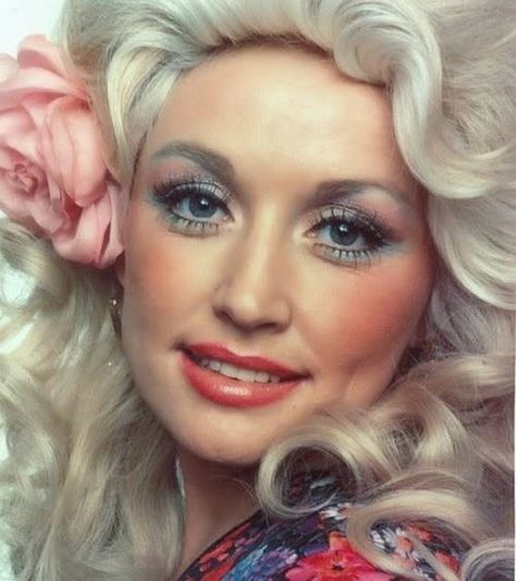 Girl Crush: Dolly Parton | Fitzroy Boutique Dolly Parton Pictures, Tammy Wynette, Flowers In Her Hair, Loretta Lynn, Actrices Hollywood, I'm With The Band, Blue Eyeshadow, Dolly Parton, Summer Makeup