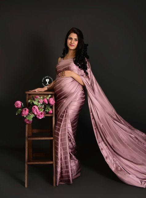 Sari Maternity Shoot, Maternity Photoshoot Poses In Saree, Maternity Photography Traditional, Maternity Indian Outfits, Saree Maternity Photoshoot, Pregnancy Photoshoot Indian, Baby Shower Saree Indian, Maternity Shoot In Saree, Maturity Poses