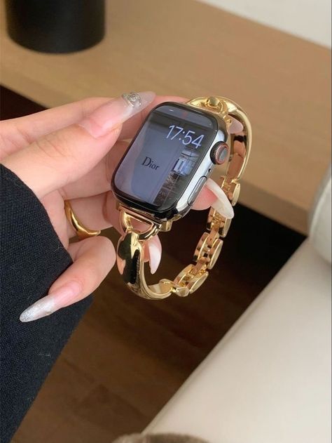 Apple Watch Band Jewelry, Smart Watch Aesthetic, Apple Wrist Watch, Apple Watch Gold, Apple Watch Aesthetic, Gold Apple Watch Band, Apple Watch Design, Watches Women Simple, Apple Watch Bands Women