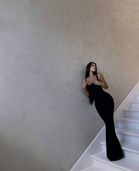 Stairs Instagram Pose, Backless Dress Pose, Stair Picture Poses, Stairwell Photoshoot, Stairs Poses, Stair Poses, Maxi Dresses 2023, Vegas Ideas, Mode Poses