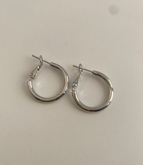 Minimalist Accessories Jewellery, Small Silver Hoop Earrings, Earring Simple, Earrings Dangle Simple, Earrings Everyday, Silver Jewelry Earrings, Everyday Gifts, Jewelry Accessories Ideas, Dope Jewelry