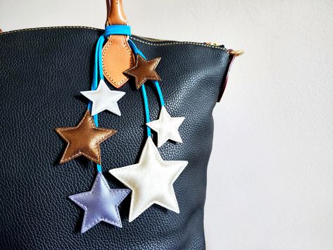 Star Accessories, Foil Tags, Diy Leather Projects, Moms Crafts, Leather Ideas, Unique Purses, Craft Show Ideas, Handbag Charms, Leather Projects