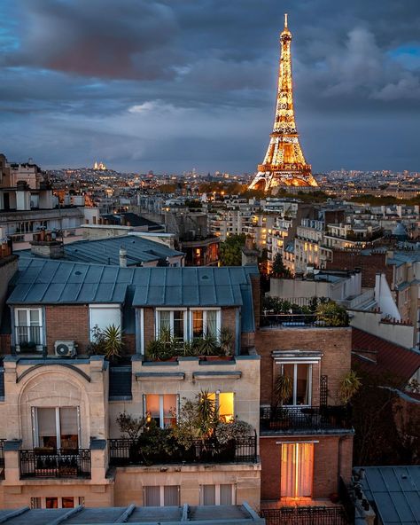 Raphael Metivet-Toits de Paris sur Instagram : Quite a dramatic atmosphere over the city ⚡️ Prints available: send me a DM if you want a piece of Paris in your home ✨ 📍Captured from the… Paris Interiors, Parisian Architecture, Paris Wallpaper, France Travel Guide, Paris Home, Parisian Life, Paris Pictures, Visit Paris, Paris Photos