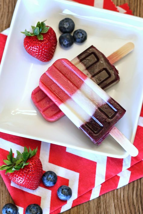 dairy free berry creamy popsicles - Sarah Bakes Gluten Free Creamy Popsicles, Berry Popsicles, Marshmallow Desserts, Homemade Hamburger Buns, Berries And Cream, The Slow Roasted Italian, Homemade Popsicles, Homemade Hamburgers, Summer Eating