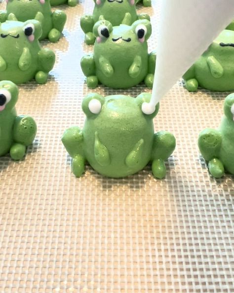 Cutest Frog Meringues 🐸🥹 | These frog meringues are too cute to eat 🐸🥹 | By FOODbible Frog Meringue, Frog Dessert, Meringue Animals, Frog Cake Pops, Meringue Ideas, Frog Food, Frog Cupcakes, Frog Cookies, Meringue Cookie Recipe