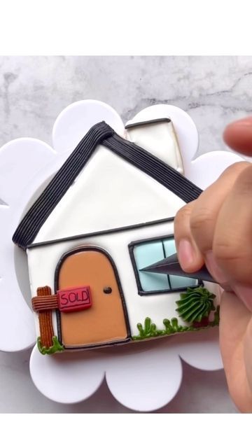 Julia's Cookies 🇺🇸💕🇧🇷💕🌵 on Instagram: "Home sweet home! I love this sold house cookie! Would this be a cute gift to a new home owner? . . #cookievideo #cookietutorial #instacookies #cookiesofinstagram #royalicingcookies #royalicing #realestate #realtorlife #realtorsofinstagram" New House Cookies Decorated, House Cookies Royal Icing, New Home Cookies Decorated, House Cookies Decorated, New Home Cookies, Cookies House, House Cookies, Flooding Cookies, Flower Cookie