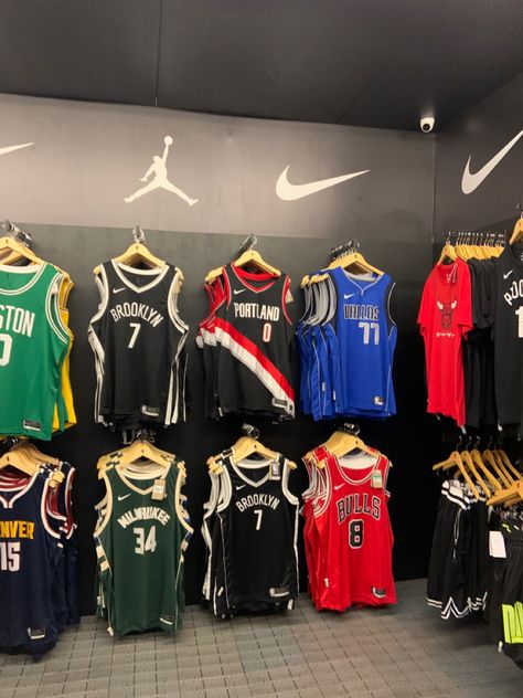 Jersey Basket Aesthetic, Nba Jersey Outfit Woman, Nba Jersey Outfit Men, Nba Clothes, Hoop Aesthetic, Nba Jersey Outfit, Jerseys Outfit, Best Nba Jerseys, Jersey Aesthetic