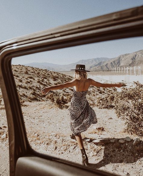 Desert Photoshoot Ideas, Western Photoshoot, Desert Photoshoot, Desert Aesthetic, Desert Photography, Desert Fashion, Shotting Photo, Photography Poses Women, In The Desert