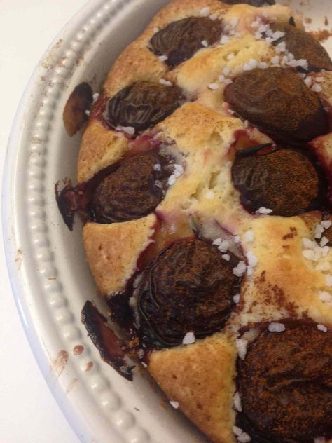 Quick and Simple Plum Cake Plum Dessert, Homemade Custard, Quick Cake, Fruit Cobbler, Easy Summer Desserts, Summer Cakes, Plum Cake, Fruity Desserts, Dessert Ingredients