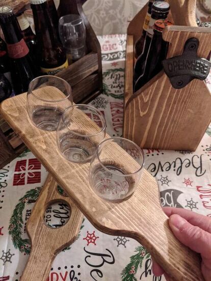 This is a guide to making a DIY beer caddy and flight paddles. Learn how to make a beer caddy as a gift or for yourself, with these printable templates and a step-by-step tutorial. Beer Caddy Diy, Beer Flight Holder, Beer Flight Paddle, Flight Boards, Birthday Photo Displays, Beer Bottle Diy, Diy Clothes Hangers, Beer Caddy, Beer Flight