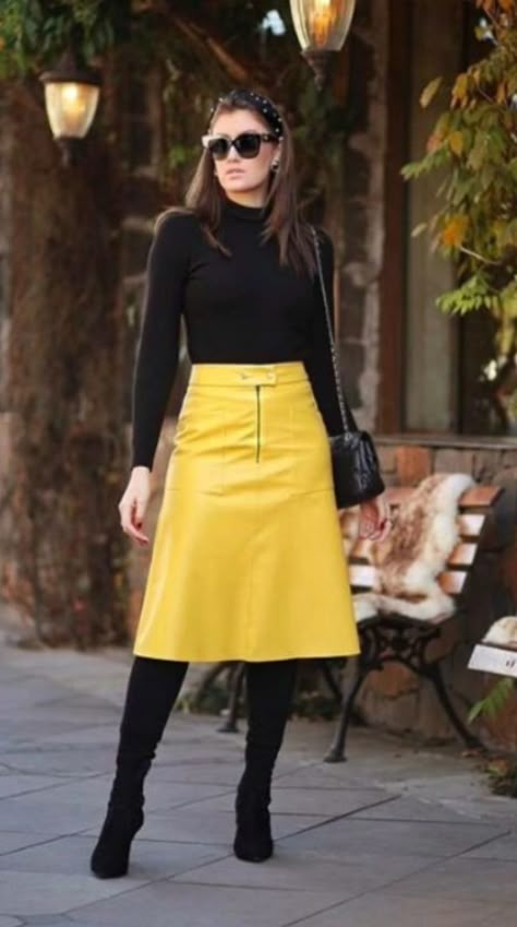 Yellow Skirt Outfits, Pencil Skirt Outfits, Winter Skirt Outfit, Rock Outfit, Yellow Skirt, Moda Chic, Elegante Casual, Leather Skirts, Looks Chic