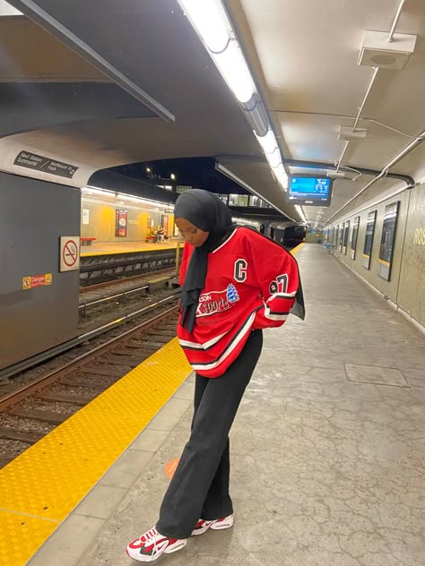 Subway nyc New York hijabi fashion black girl Hijabi Soccer Jersey Outfit, Hijabi Football Outfit, Jersey Outfit Women Hijab, Red Baseball Jersey Outfit, Hijabi Jersey Outfit, Hijabi Sports Outfit, Football Jersey Outfit Women, Baseball Jersey Outfit Women, Sports Jersey Outfit