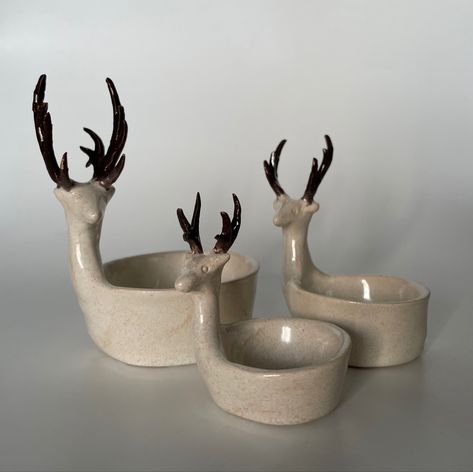 Christmas Ceramic Bowl Ideas, Winter Ceramics Ideas, Christmas Ceramics Ideas Pottery, Clay Deer, Pottery Animals, Tanah Liat, Vase Crafts, Christmas Clay, Keramik Design