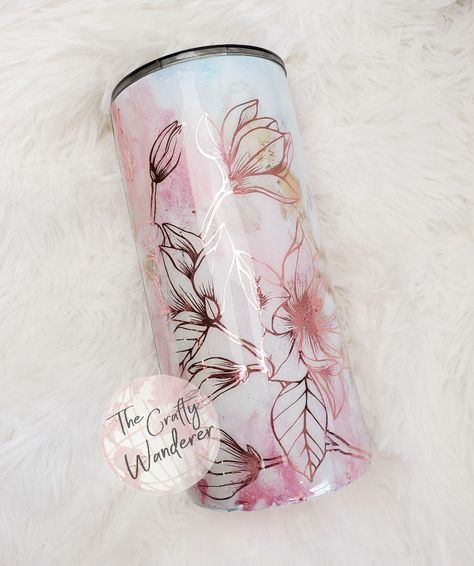 Floral Epoxy Tumbler, Pink Tumbler Ideas, Cup Designs Tumbler, Tumblers For Women, Tumblers Ideas, Tumbler Cups Personalized, Glitter Yeti, Tumbler Making, Epoxy Projects