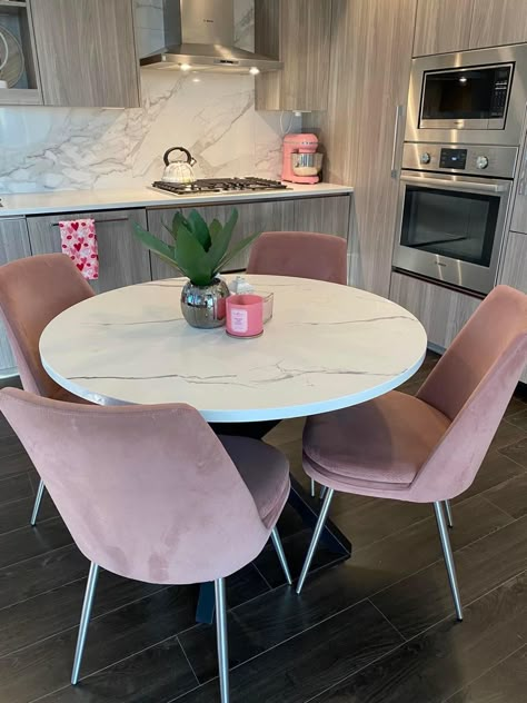 Kitchen Table Ideas Apartment, Cute Apartment Aesthetic Pink, Girly Dining Room, Apartment Kitchen Pink, Pink Dining Room Decor, Pink Kitchen Aesthetic Modern, Pink Apartment Aesthetic Baddie, Pink Apartment Aesthetic Kitchen, Dining Room Apartment