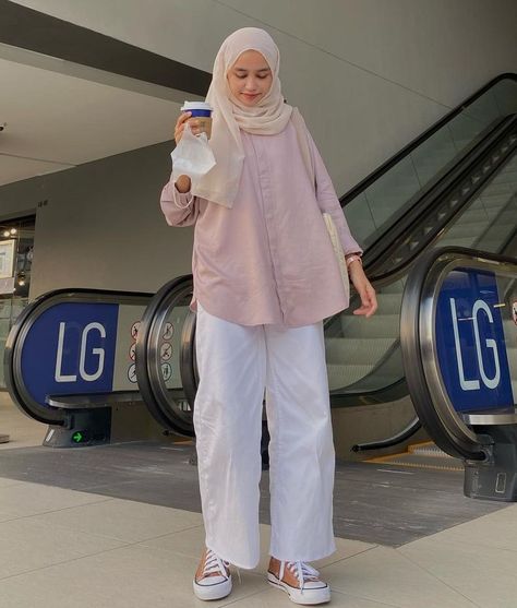 Casual Baggy Pants Outfit, Baggy Blouse Outfit Hijab, White Hijab Outfit Casual, Blouse Hijab Style, Wide Leg Jeans Outfit Hijab, White Blouse Outfit Hijab, Baggy Summer Outfits, Blouse Outfit Hijab, Kulot Pants Outfit Hijab