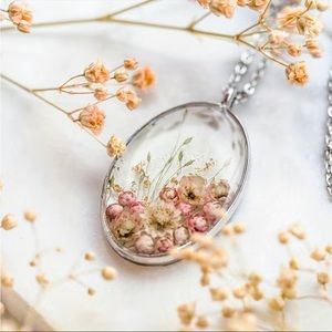 Flowers In Resin, Jewelry Flowers, Dried Flower Jewelry, Flower Resin Jewelry, Pressed Flower Necklace, Resin Pendant Necklace, Photos Originales, Real Flower Jewelry, Bottle Necklace