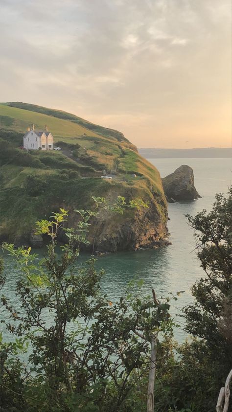 Cottage On A Cliff, Farm By The Sea, Peaceful Home Aesthetic, Countryside House Aesthetic, Seaside Manor, Town Acnh, House Near Water, House On A Cliff, Uni House