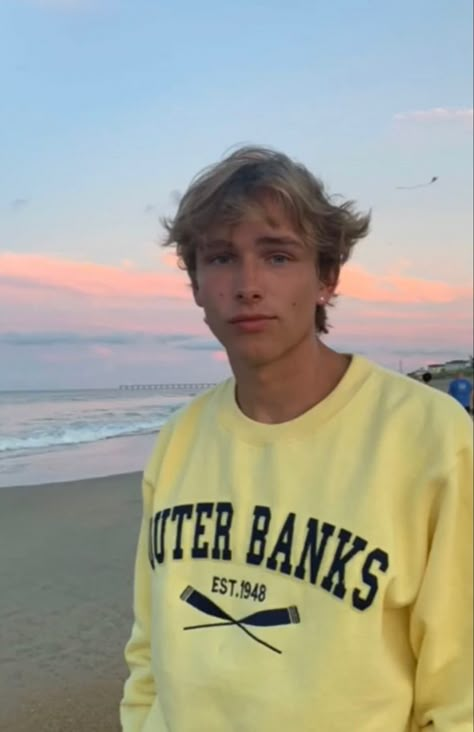 Cute Surfer Boys, Surfer Dude Aesthetic, Male Surfer Aesthetic, Surf Guy Aesthetic, Beach Boy Aesthetic, Blonde Surfer Guy Aesthetic, Blond Surfer Guy, Blonde Beach Boy, Bistro Huddy