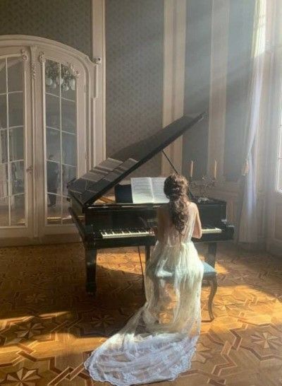 Pianist Aesthetic Girl, Girl Playing Piano Aesthetic, Pianist Photography, Symphony Aesthetic, Piano Photoshoot, Anime Piano, Piano Photography, Piano Aesthetic, Piano Girl