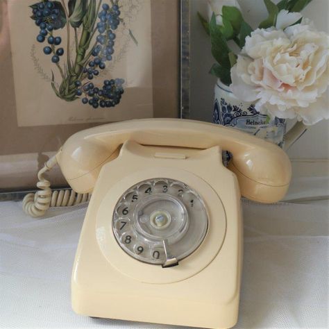 Vintage Phones Aesthetic, Old Telephone Aesthetic Vintage, Aesthetic Telephone Vintage, Old Telephone Aesthetic, Vintage Telephone Aesthetic, Vintage Phone Aesthetic, Victor Aesthetic, Telephone Aesthetic, Cute Telephone