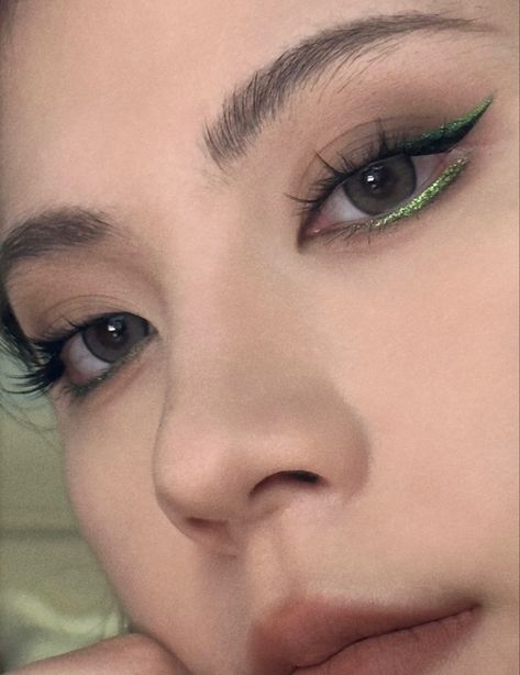 Green Eye Makeup Asian, Dark Green Douyin Makeup, Green Hooded Eyes Makeup, Green Douyin Makeup, Dark Green Eye Makeup, Green Eyeliner Makeup, Dark Green Makeup, Green Makeup Looks, Make Up Green