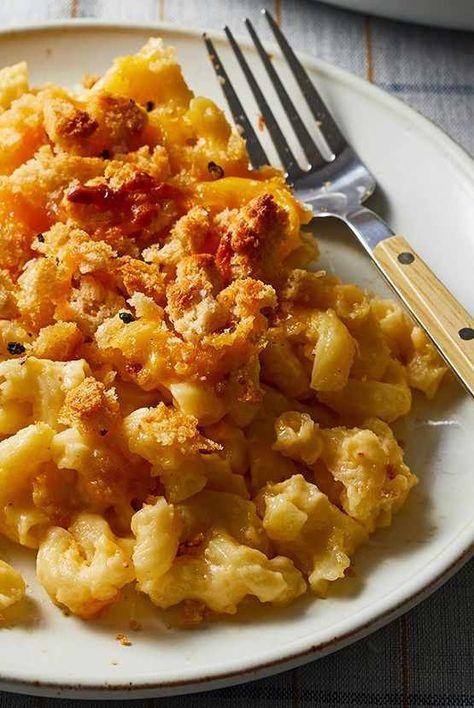 This Martha Stewart macaroni and cheese recipe is a classic—and sure to become a favorite with your family. It's a baked mac and cheese made with two cheeses. #easylunchrecipes #familydinner #familyfriendlyrecipes #marthastewart #recipeideas #recipes #weeknightdinners Martha Stewart Macaroni And Cheese, Martha Stewart Mac And Cheese, Mack And Cheese, Stovetop Mac And Cheese, Christmas Meals, Entertaining Dinner, Macaroni And Cheese Recipe, Macaroni N Cheese Recipe, Holiday Favorite Recipes