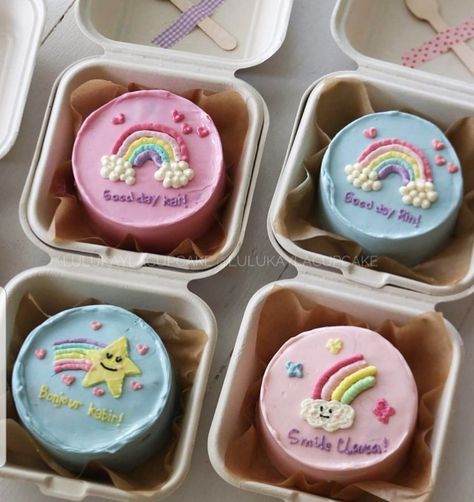 Korean Bento Cake, Lunch Box Cakes, Lunch Box Cake, Doodle Cake, Sprinkles Birthday Cake, Buttercream Cake Designs, Korean Cake, Spring Cake, Mini Cakes Birthday