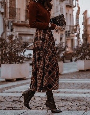 Classy Plaid Skirt Outfit, Classic Style Women Winter, Classy Plaid Outfit, Modest Winter Skirts, Vintage Wool Skirt Outfit, Long Tweed Skirt Outfit, Scottish Inspired Outfits, Skirt Looks Winter, Long Plaid Skirt Outfit Winter