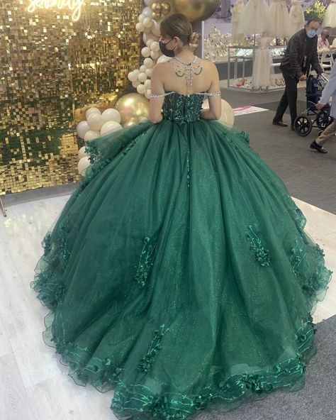 Quinceanera Dresses Forest Green, Forest Green Quince Dress, Sage Green Quinceanera Dresses Mexican, Emerald Green Quinceanera Dress, Emerald Quinceanera Dress, Emerald Green Quince Dress, Dama Dresses For Quince, White Quince Dress, Emerald Quince