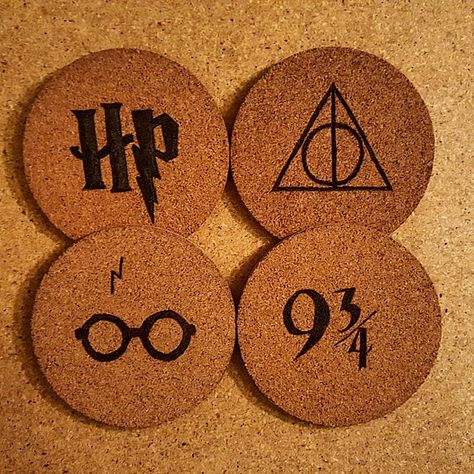 Harry Potter Coasters, Harry Potter Painting, Crafting Corner, Cute Harry Potter, Cork Projects, Wood Burning Crafts, Harry Potter Theme, Harry Potter Diy, Diy Coasters