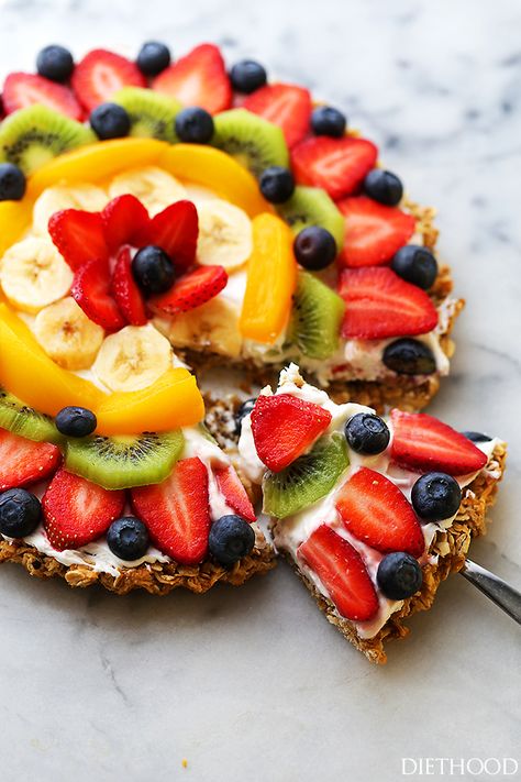 Healthy Breakfast Fruit Pizza Recipe - Smooth, lightened-up cream cheese frosting and beautiful fresh fruit sit atop of an incredibly delicious and sweet oatmeal crust. Cream Cheese Fruit Pizza, Healthy Fruit Pizza Recipe, Breakfast Fruit Pizza, Sweet Oatmeal, Fruit Pizza Frosting, Oatmeal Crust, Fruit Pizza Bar, Fruit Pizza Designs, Fruit Pizza Sugar Cookie Recipe