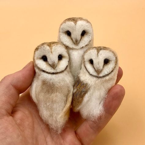 Fiber Sculpting, Needle Felted Owl, Needle Felting Diy, Felt Owl, Colossal Art, Needle Felting Projects, Felt Brooch, Miniature Animals, Miniature Crafts