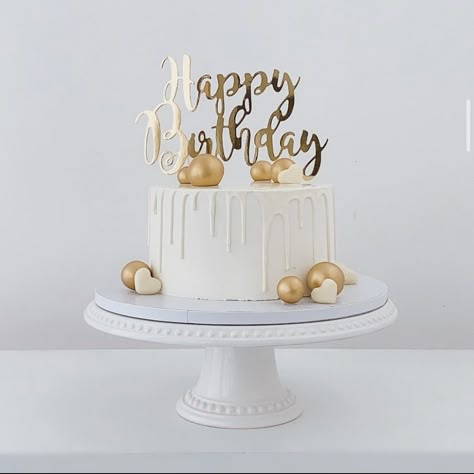 White Cake Design For Men, White Cake Design Birthday, Birthday Cake Ideas White, Gold And White Cake Birthday, Birthday Cake Gold And White, Birthday Cake White And Gold, White Cake Ideas, White And Gold Birthday Cake, White And Gold Cake