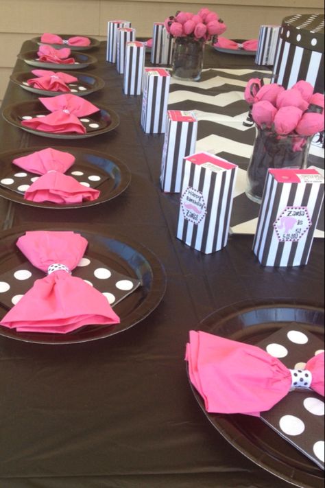 Tablescape for Barbie Party Barbie Place Setting, Barbie Table Setting Party Ideas, Barbie Tablescape, Black Barbie Party, Black Barbie Birthday Party, Barbie Party Theme, Napkin Bow, Barbie Birthday Party Ideas, Barbie Bday