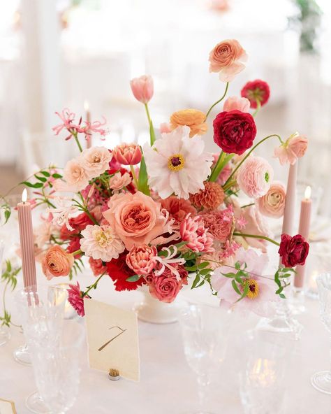 Maxine Owens | Tip of the day: When arranging florals for a round table, opt for a round vase to complement the shape. Careful design choices create a… | Instagram Wedding Round Table Flowers, Round Table Centerpieces Wedding, Round Table Centerpiece, Round Table Centerpieces, Wedding Floral Centerpieces, Wedding Table Flowers, Round Vase, Wedding Set Up, Wedding Arrangements