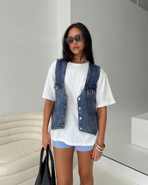 Instagram Jean Jacket Festival Outfit, Fall Outfits To Recreate, Black Denim Vest Outfit, Denim Waistcoat Outfit, Denim Vest Outfit Aesthetic, Outfit Casual Verano, Oversized Denim Vest, Vest Outfits Aesthetic, Jean Vest Outfits