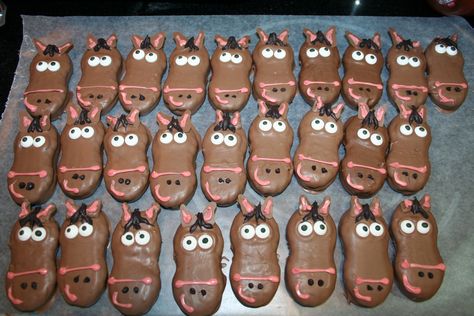 Horse Dessert Ideas, Nutter Butter Horse Cookies, Animal Appetizers, Cowboy Desserts, Cowboy Treats, Birthday At School, Farm Party Foods, Desserts Decoration, Tractor Cakes