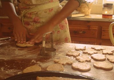 Aspiring Homemaker 40s Housewife Aesthetic, Cooking Baking Aesthetic, Cool Grandma Aesthetic, Grandma Lifestyle, Homemaker Aesthetic, Cooking With Grandma, Homemaking Aesthetic, In The Woods Somewhere, Homemade Aesthetic