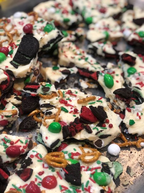 Christmas Bark Recipes, Oreo Bark, Candy Cane Recipe, Christmas Bark, Chocolate Garnishes, Mint Oreo, Holiday Baking Recipes, Cookie Christmas, Bark Recipe