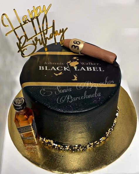 Black Label Cake, Mens Alcohol Cake, Liquor Birthday Cake For Men, Alcohol Cake Designs For Men, Bolo Whisky, Jack Daniel’s Birthday Cake, Birthday Drip Cake, Drip Cake, Drip Cakes