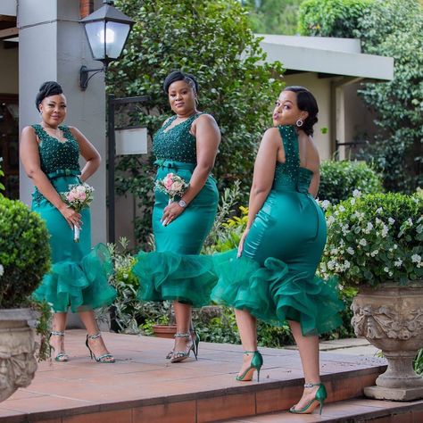 Braids Maid Dresses, Lace Mermaid Prom Dress, African Wedding Theme, Olive Green Bridesmaid Dresses, South African Traditional Dresses, Bridesmaid Poses, Latest Bridesmaid Dresses, Lace Dress Classy, African Bridal Dress