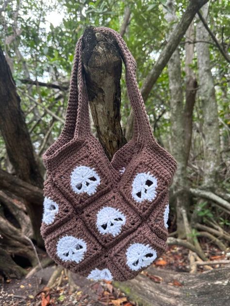 Crochet Skull Purse Patterns, Crochet Skull Granny Square Cardigan, Granny Skull Square Patterns, Skull Granny Square Bag, Granny Squares Aesthetic, Gothic Granny Square, Skull Crochet Granny Square, Crochet Skull Bag, Skull Granny Square Pattern