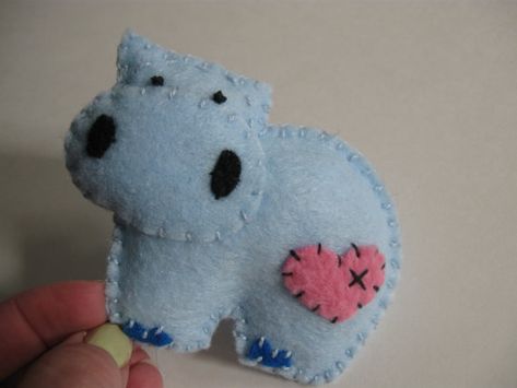 Hippo Crafts, Pocket Pal, Felt Crafts Christmas, Sock Crafts, Christmas Felt, Felt Craft, Felt Patterns, Felt Decorations, Adult Crafts